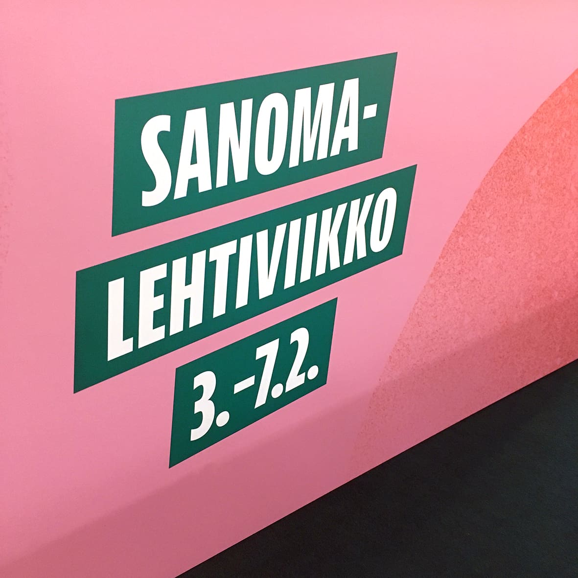 Sanomalehtien liitto educa messuosaston suunnittelu seinä